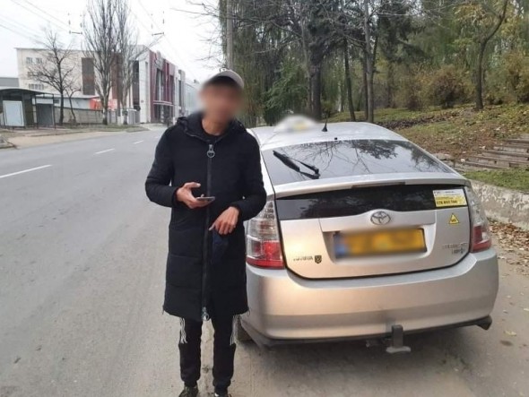 Taximestrist drogat în timpul lucrului, depistat de polițiști